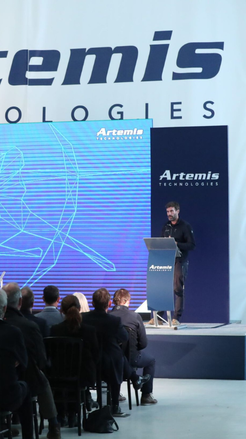 Iain Percy speaking on stage infront of crowd