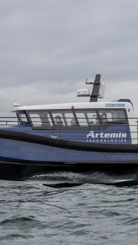 Image of EF-12 Workboat foiling on rough seas