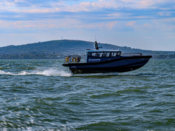 Artemis Technologies’ 100% Electric Foiling Workboat Takes to the Sea 