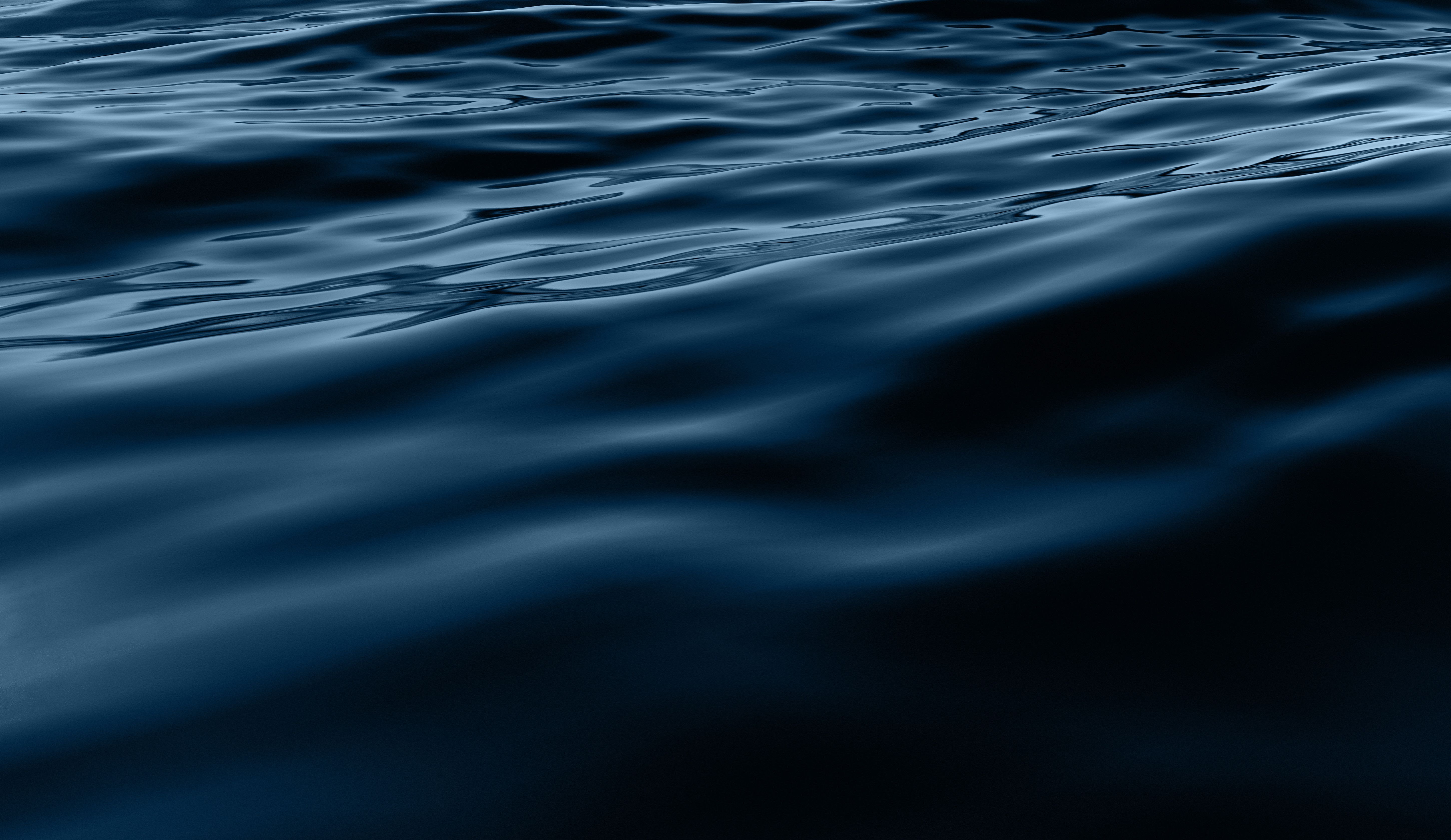 Gentle navy waves